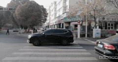 C6650昌吉市绿洲南路与建国东路红绿灯路口营业中丰华商店转