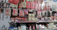 C6650昌吉市绿洲南路与建国东路红绿灯路口营业中丰华商店转