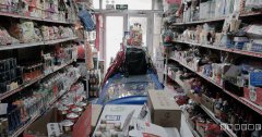 C6650昌吉市绿洲南路与建国东路红绿灯路口营业中丰华商店转