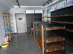 C8274位于阜康市瑶池明珠北门临街200平店面转让