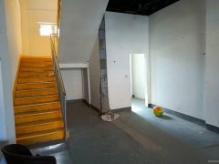 C8306位于昌吉市滨河北路绿洲新城小区门口临街175平门面