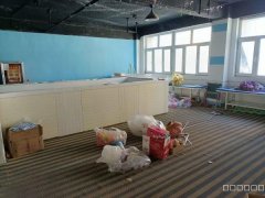 C8306位于昌吉市滨河北路绿洲新城小区门口临街175平门面