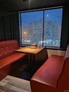 C9528位于呼图壁县东风大街世纪名品三楼经营中音乐酒吧转让