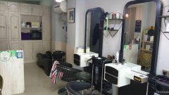 C11500昌吉绿州南路新加坡花园大门口精装美发店2.2万转