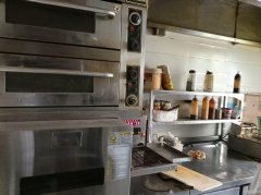 C12332位于昌吉市中山路天河婚恋广场内经营中快餐店转让