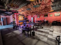 C12436阜康团结西路美食街130平酒吧转让