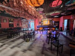 C12436阜康团结西路美食街130平酒吧转让