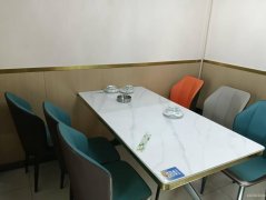 C12494位于五家渠市上海公馆门口餐饮店转让