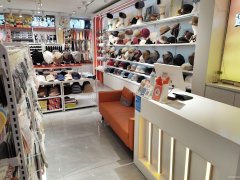 C12647亚中大型商超内饰品针织集合店转让