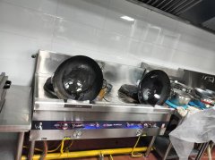 C12903位于阜康市公元六号西门临街餐饮旺铺转让