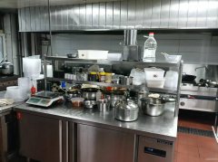 C12903位于阜康市公元六号西门临街餐饮旺铺转让