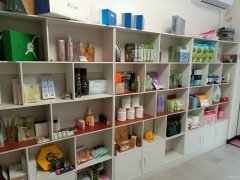 C12666位于阜康市水榭花都南门临街化妆品店转让