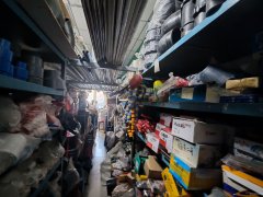 C13077阜康天池街一建楼下48平五金店转让