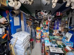 C13077阜康天池街一建楼下48平五金店转让