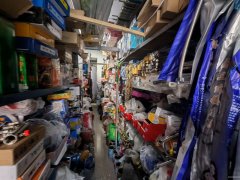 C13077阜康天池街一建楼下48平五金店转让