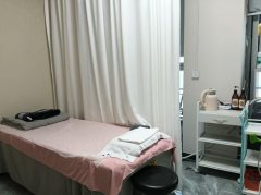 C12885位于昌吉市中山路枫叶广场内美业店铺转让