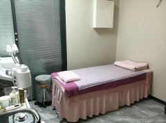 C12885位于昌吉市中山路枫叶广场内美业店铺转让